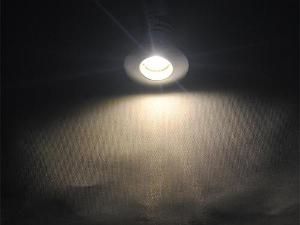 Lámpara LED blanca empotrada en el suelo