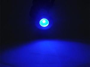 Lámpara LED azul empotrada en el suelo